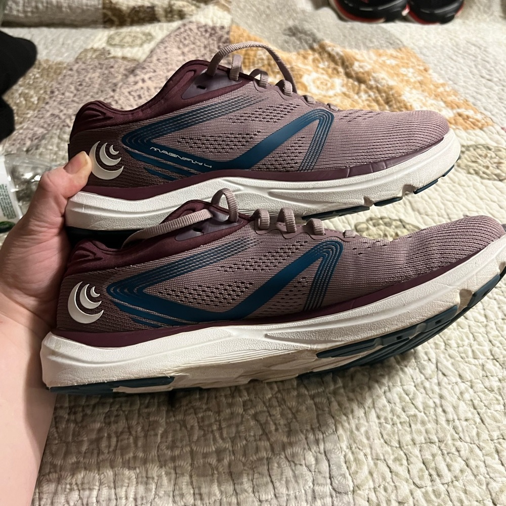 Topo Athletic Magnifly 4 purple